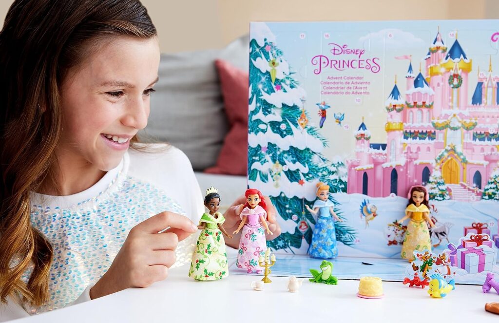 Disney Princess Advent Calendar, 24 Days of Surprises Include 4 Princess Small Dolls, 5 Friends  16 Accessories (Amazon Exclusive)